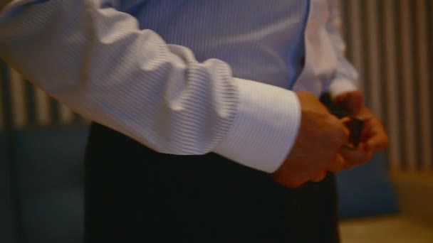 Bir Adam Bir Tür Olaya Hazırlanıyor Kemerini Pantolona Bağlıyor — Stok video