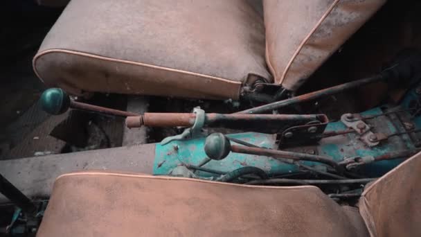 Пассажирские Водительские Сидения Рычаг Переключения Старом Сломанном Автомобиле — стоковое видео