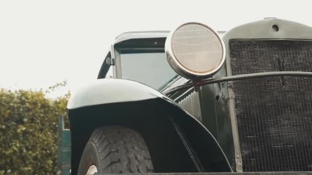 Grosso Camion Militare Piedi Mezzo Alla Piazza — Video Stock