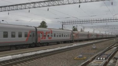 Tren istasyonuna bir yolcu treni geliyor..