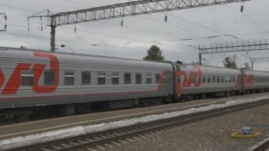 Tren istasyonuna bir yolcu treni geliyor..