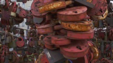 Ebedi bir aşk için bir sembol olan paslı kilitleri kilitli bir sürü.