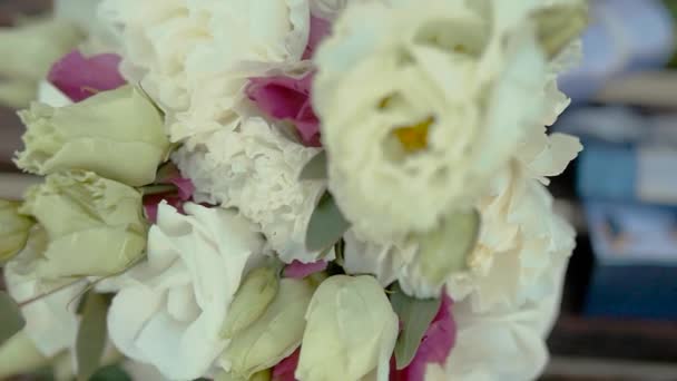ピンクと白の花の束と弓と金のイヤリングのペアと青いギフトボックス — ストック動画