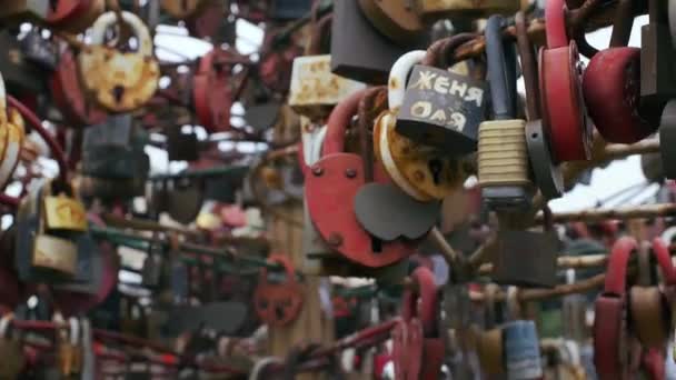 很多生锈的锁锁挂锁 这是永恒的爱的象征 — 图库视频影像