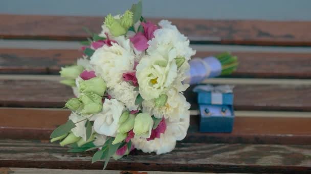 Ett Gäng Rosa Och Vita Blommor Och Blå Presentask Med — Stockvideo