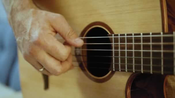 Musicien Joue Guitare Acoustique Doigts Avec Anneau Doré Touchant Cordes — Video