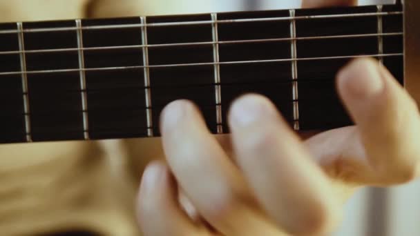 音乐家正在弹原声吉他 手指按弦对指板 也许他是一个初学者吉他手学习他的第一个和弦 也许他已经是经验丰富的吉他手教音乐或玩在婚礼乐队 — 图库视频影像