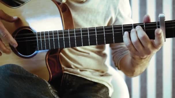 Musikern Spelar Akustisk Gitarr Fingrar Med Gyllene Ring Vidrör Strängar — Stockvideo