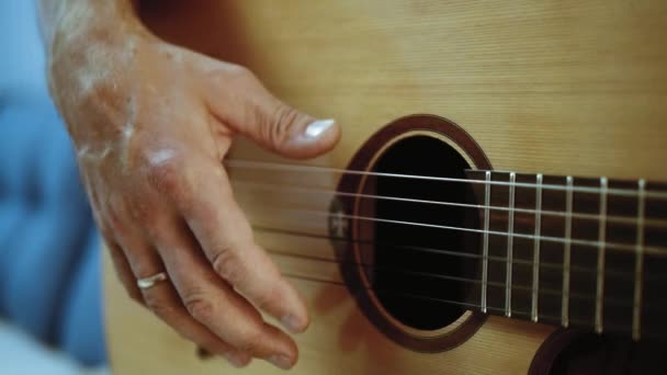 Músico Está Tocar Violão Dedos Com Anel Dourado Tocando Cordas — Vídeo de Stock