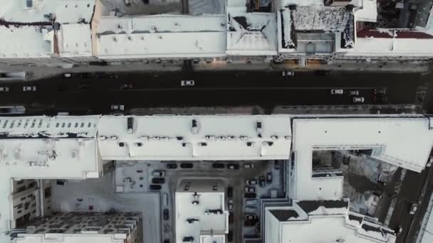 上から大きなロシアの都市の雪の屋根や通り 車自然照明 マルチコプター撮影 — ストック動画