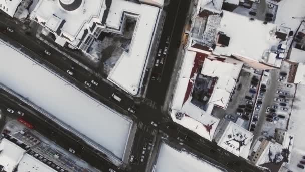 Χιονισμένες Στέγες Και Δρόμοι Μιας Μεγάλης Ρωσικής Πόλης Από Ψηλά — Αρχείο Βίντεο