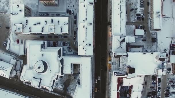 Besneeuwde Daken Straten Van Een Grote Russische Stad Van Bovenaf — Stockvideo