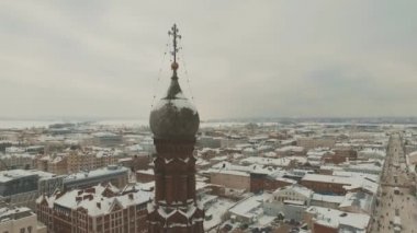 Büyük bir Rus şehrinin kış lık manzarası ve bir multicopter'den bir katedral.