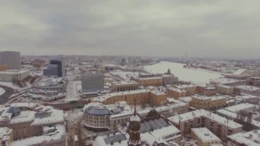 Büyük bir Rus şehrinin kış lık manzarası ve bir multicopter'den bir katedral.