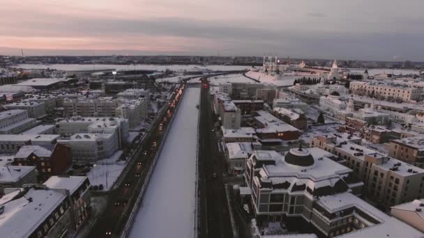 Jest Widok Góry Zimowe Miasto Samochody Poruszające Się Wzdłuż Ulic — Wideo stockowe