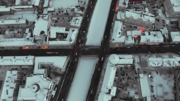 Besneeuwde Daken Straten Van Een Grote Russische Stad Van Bovenaf — Stockvideo