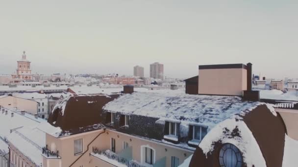 从上面到俄罗斯大城市的雪天屋顶和街道 自然照明 多直升机拍摄 — 图库视频影像
