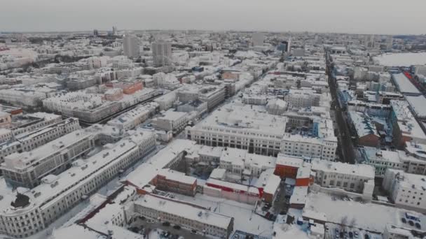 Снежные Крыши Улицы Большого Русского Города Сверху Зима Дороги Машины — стоковое видео