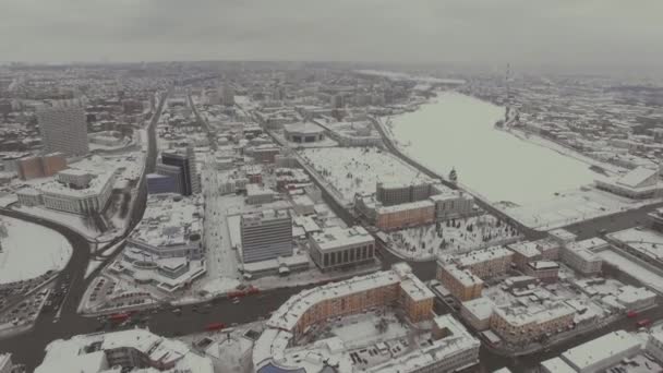 从上面我们可以看到俄罗斯大城市的雪屋顶和街道 自然照明 多直升机拍摄 — 图库视频影像