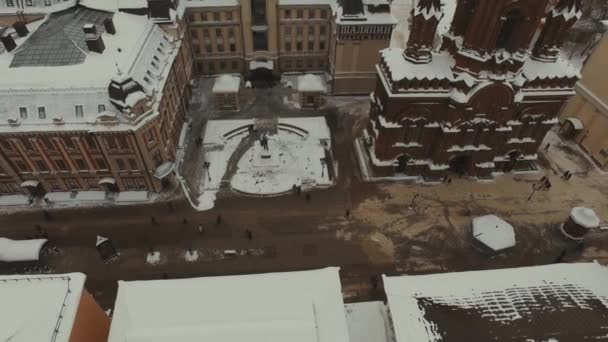 Snöiga Tak Gator Och Magnifik Katedral Stor Rysk Stad Ovanifrån — Stockvideo