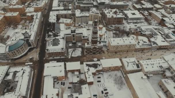 从上面可以看到白雪覆盖的屋顶 街道和宏伟的俄罗斯大城市大教堂 自然照明 多直升机拍摄 — 图库视频影像