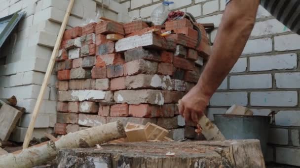 Een Man Het Hakken Van Brandhout Met Een Bijl Hatchet — Stockvideo