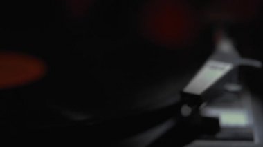 Bir müzik sever gramofonda bir albüm çalıyor. Eli vinil plakaya çoğalan bir kalem koyuyor. Kayıt çalar üzerinde beyaz bir duman.