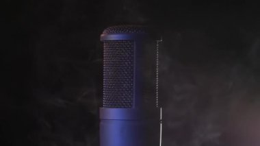 Profesyonel bir mikrofon stüdyosu. Bir stüdyo müzik ekipmanı. Kapat..