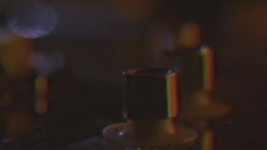 Vhs kaseti. 4 telli elektro gitar gövdesi ve kontrolleri, ekstra yakın plan. Profesyonel bir müzik ekipmanı.