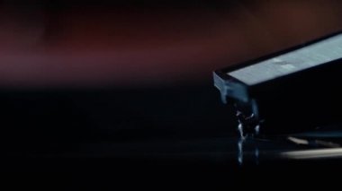 Oynatma kalemi vinil plaka üzerindedir. Albüm gramaphone'da çalıyor. Ekstra yakın çekim.