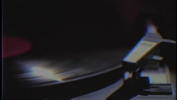 一个音乐爱好者正在留声机上演奏唱片 他的手在乙烯基板上放了一个复制的手写笔 录音播放器上方的白烟 Vhs 复古视频 — 图库视频影像
