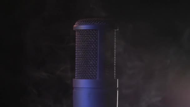 Een Professionele Studio Gecondenseerde Microfoon Een Studio Muziekuitrusting Sluiten — Stockvideo
