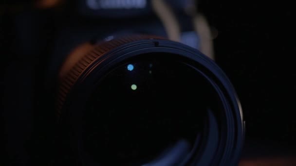 Темноте Стоит Большой Объектив Профессиональной Видео Фотокамеры Редкими Вспышками Света — стоковое видео