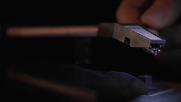 Ein Musikliebhaber Spielt Eine Schallplatte Auf Dem Grammophon Seine Hand — Stockvideo