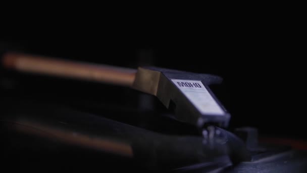 一个音乐爱好者正在留声机上演奏唱片 他的手在乙烯基板上放了一个复制的手写笔 — 图库视频影像