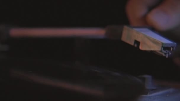 一个音乐爱好者正在留声机上演奏唱片 他的手在乙烯基板上放了一个复制的手写笔 — 图库视频影像