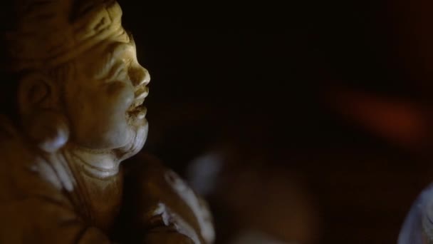 Asya Tanrısının Bir Heykelciği Yoğun Bir Dumanda Çayiçen Bir Fincan — Stok video