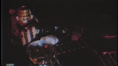 Vhs kaseti. Bir heykelcik, bir çay bardağı, bir gaiwan ve bazı açık çizgili karanlıkta geleneksel bir çay tahtası üzerinde bazı taşlar. Bu bir çay töreninin bir parçası, geleneksel Çin kültüründen bir etkinlik..