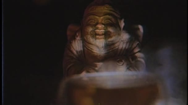 Vhs 一些亚洲神的雕像和一杯茶在浓烟中 这是茶道的一部分 是中国传统文化的一项活动 — 图库视频影像