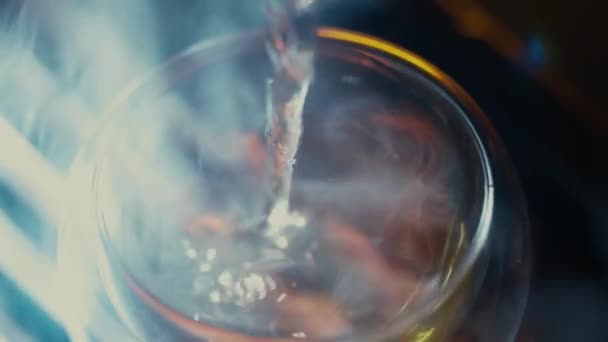 Thé Est Versé Dans Une Tasse Verre Avec Beaucoup Vapeur — Video