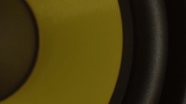 Altavoz Color Negro Amarillo Está Reproduciendo Música Cerca — Vídeos de Stock