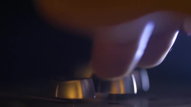 Bir Ses Mühendisinin Eli Cosole Karışımında Bir Kontrolörü Hareket Ettiriyor — Stok video