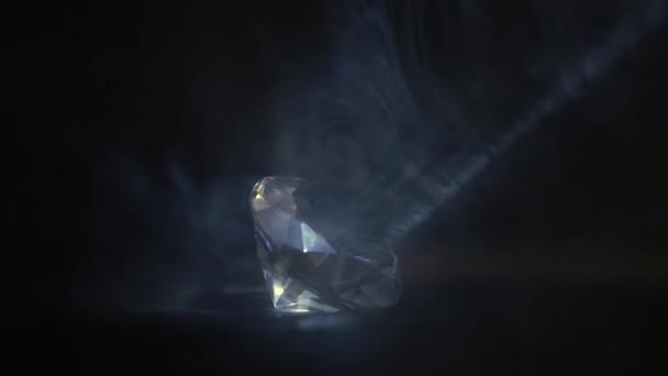 Enorme Diamante Cortado Está Brilhando Brilhando Escuro Detective Jóia Jewerly — Vídeo de Stock