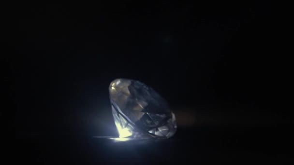 Ett Enormt Snitt Diamant Lyser Och Gnistrande Mörkret Detektiv Juvel — Stockvideo