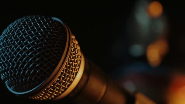 Microfone Dinâmico Com Alguma Iluminação Interessante Extra Perto — Vídeo de Stock