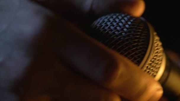 Mână Schimbă Capul Unui Microfon Dinamic Într Jumătate Lumină Close — Videoclip de stoc