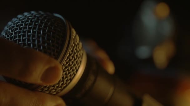 Une Main Met Place Microphone Dynamique Dans Une Demi Lumière — Video