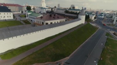 Birçok tarihi manzarası ve Hıristiyan kilisesi olan büyük bir şehrin merkezinde muhteşem bir beyaz Kremlin. Quadcopter saldırısı..