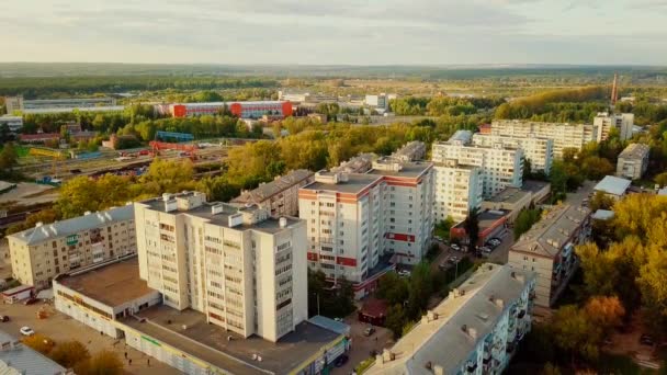 Kan Ett Majestätiskt Stadslandskap Med Järnvägslinjer Ovanifrån Det Finns Ett — Stockvideo