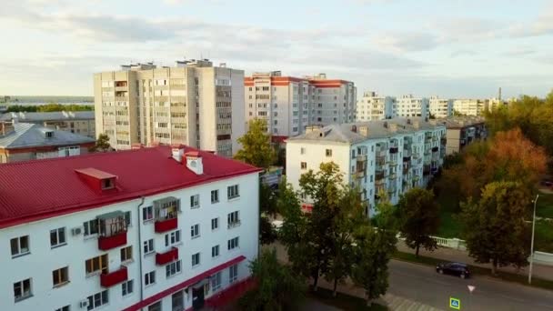 Ett Bostadsområde Staden Och Ett Stort Vitt Hus Utsikten Uppifrån — Stockvideo